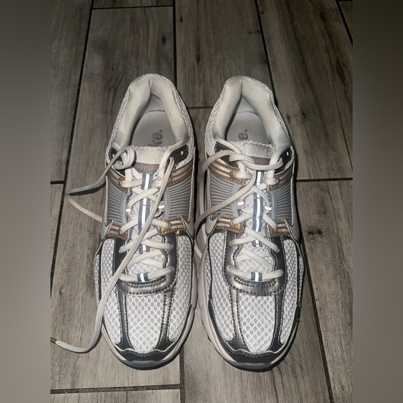 Nike Other - Men’s used Nike zoom Vomero 5 running shoes size 11.5 metallic gold platinum